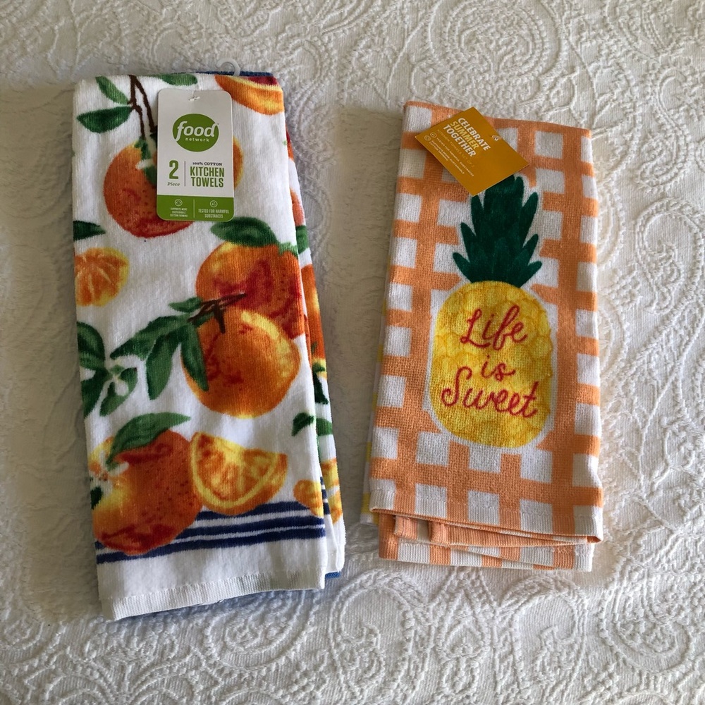Two Sets of kitchen towels that have two in each set. New with tags. 100%cotton.